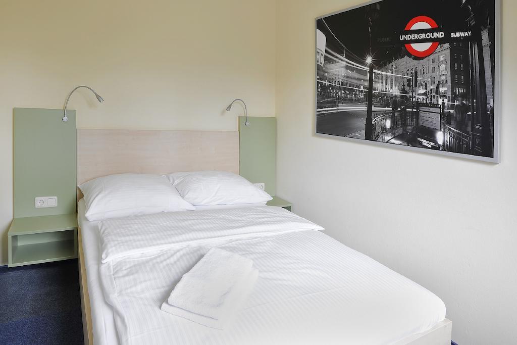 Best Deal Airporthotel Веце Екстериор снимка