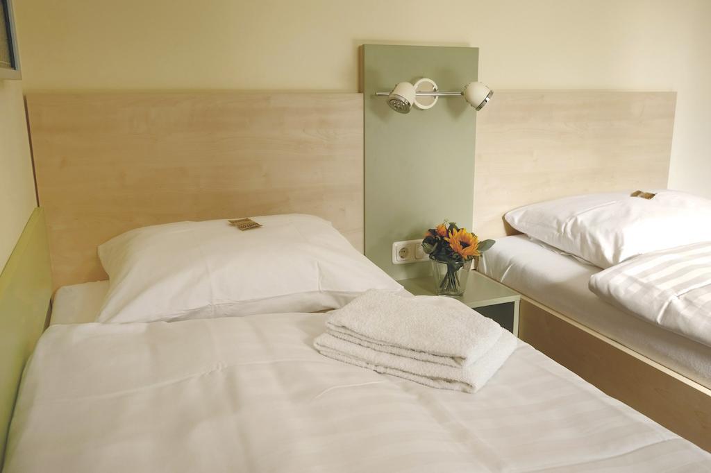 Best Deal Airporthotel Веце Екстериор снимка