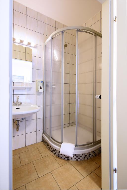 Best Deal Airporthotel Веце Екстериор снимка